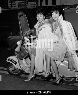 American Singers The Barry Sisters, bestehend aus Claire und Merna Barry, die im November 1964 erneut in „The Talk of the Town“ auftraten Stockfoto