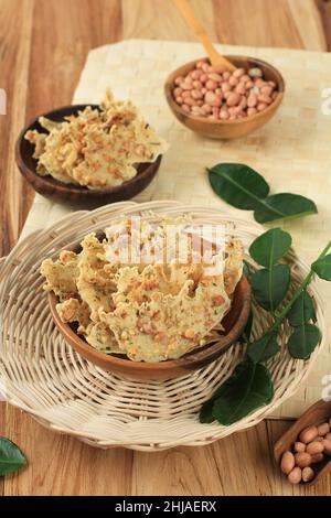 Rempeyek oder Peyek Kacang ist ein herzhafter indonesischer Javanesischer Cracker mit tiefgebratenen Salzen aus Mehl mit Erdnuss-, Salz- und Limettenblättern Stockfoto