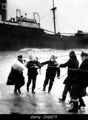 Schiffswracks im Nordosten - die South Shields Volunteer Life Brigade kämpfte mit einer Boje für die Rettung des Kapitäns und der 22-Mann-Besatzung des libanesischen Dampfschiffers Adelfotis II. Das Schiff war neben dem Leuchtturm von Groyne in South Shields von Sturmwind auf Grund geblasen worden. 20th. Januar 1963. Stockfoto