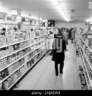 Shopper, Fine Fare Supermarket, Wilton, London, 29th. Oktober 1963. Einkaufspassal, Waren in Regalen. Stockfoto