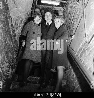 Der Komiker Ken Dodd wurde zum ersten Ehrenmitglied des Liverpool Cavern Club ernannt. Ken kommt im Club an, begleitet von Margaret Johnson, 19, und Kathy Baldwin, 18, beide aus Liverpool. 24th. Januar 1964. Stockfoto