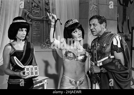 Amanda Barrie und Sid James beim Set von „Carry On Cleo“ in den Pinewood Studios, Buckinghamshire. 4th. August 1964. Stockfoto