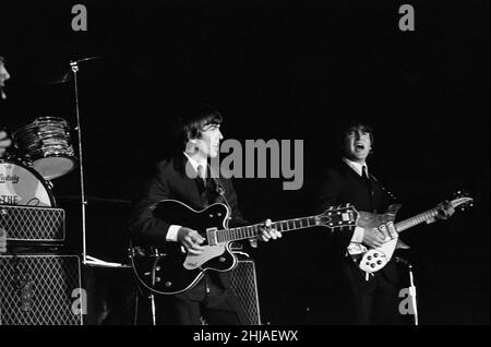 The Beatles 1964 Summer of the United States and Canada, ihre erste amerikanische Tournee.George Harrison und John Lennon treten während eines Konzerts der Band auf der Bühne auf. August 1964. Stockfoto