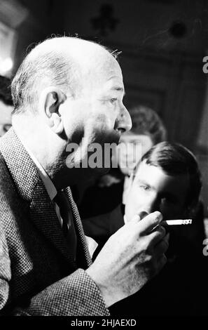 Noel Coward-Empfang für die Darsteller in Manchester, wo er in einer Woche zwei „erste Nächte“ in einer Stadt feiert. Montag, 19th. Oktober 1964. Hay Fever, ein Theaterstück, das er 1922 schrieb, eröffnete heute Abend (19th) im Manchester Opera House und High Spirits, die amerikanische Musikversion seines Stücks Blithe Spirit aus dem Jahr 1941, wird morgen (20th) im Palace Theatre eröffnet. Im Bild, Dramatiker, Noel Coward. Stockfoto