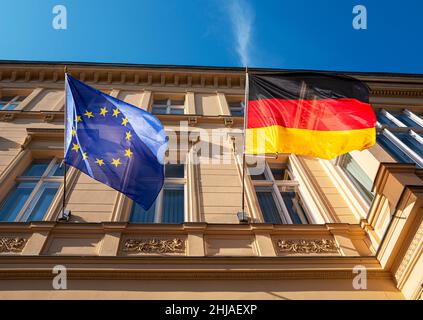 Flaggen Auf Dem Gebäude Der Landesvertretung Sachsen Anhalt In Berlin Stockfoto