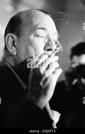 Noel Coward-Empfang für die Darsteller in Manchester, wo er in einer Woche zwei „erste Nächte“ in einer Stadt feiert. Montag, 19th. Oktober 1964. Hay Fever, ein Theaterstück, das er 1922 schrieb, eröffnete heute Abend (19th) im Manchester Opera House und High Spirits, die amerikanische Musikversion seines Stücks Blithe Spirit aus dem Jahr 1941, wird morgen (20th) im Palace Theatre eröffnet. Im Bild, Dramatiker, Noel Coward. Stockfoto