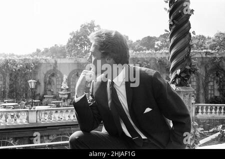 John Richardson, Schauspieler, Photo-Call, um ihn als führenden Mann in neuen 1965 Film SHE, basierend auf She: A History of Adventure, ein Roman von H. Rider Haggard, er Stars als Charakter Leo Vincey, abgebildet in Park Lane, London, Mittwoch, 12th. August 1964. Stockfoto