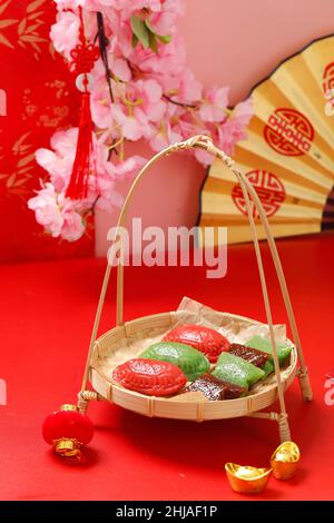 Imlek Chinese New Year Cake, Nian Gao oder Kue Keranjang, Fa Gao oder gedünsteter Cupcake, Kue Ku oder Angku und gedünsteter Sticky Reiskuchen oder Wajik. Rotes Konzept Stockfoto