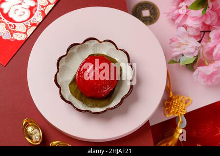 Kue Ku Angku Kueh, Südostasien Beliebte Schildkrötenkuchen für das chinesische Neujahrsfest. Reisteig gefüllt mit Mungbohnenpaste, Red Imlek Konzept Stockfoto