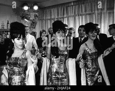 Die Pop-Gruppe „The Ronettes“ tritt in London auf. Ronnie Bennett (l) Nedra Talley (Mitte) und Estelle Bennett (r) 16th. Januar 1964 Stockfoto