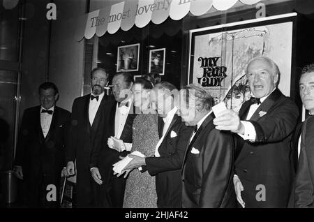 Schauspielerin Audrey Hepburn bei der Premiere von My Fair Lady in New York. Ebenfalls abgebildet sind Mel Ferrer, Rex Harrison, Jack L Warner und Cecil Beaton. 21st. Oktober 1964. Stockfoto