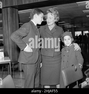 Olivia De Havilland am Flughafen von London mit ihren Kindern Benjamin und Gisele warten auf einen Flug nach Hause nach Paris. 15. April 1964. Stockfoto