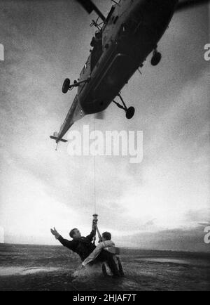 Sergeant Michael Dane rettet Senior Aircraftman Donald James während der Trainingsmission des RAF Air and Sea Rescue Service.29th. November 1963. Stockfoto