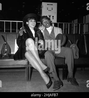 Der jamaikanische Musiker Prince Buster und seine Freundin Bridgetta Bond, eine französische Bluessängerin, waren im Februar 1964 am Flughafen London Stockfoto