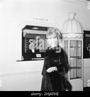 Brigitte Bardot (30) Schauspielerin im Bild beim Verlassen des Westbury ...