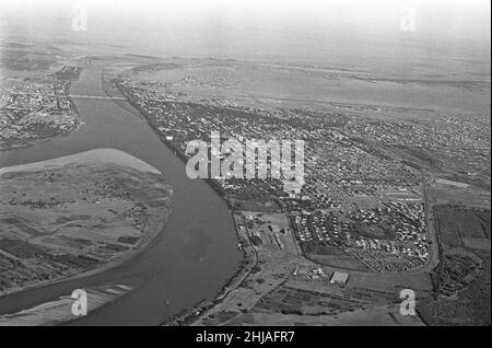 Luftaufnahme des Zusammenflusses des Blauen und Weißen Nils in Khartum. 1st. Februar 1964 Stockfoto