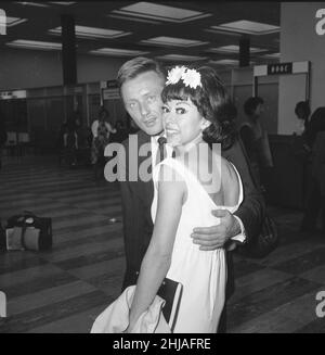 Der britische Schauspieler und Sänger Gary Miller sieht seinen ehemaligen Co-Star im Musical "She Loves Me" Rita Moreno am Flughafen London in die USA.30th. Juli 1964. Stockfoto