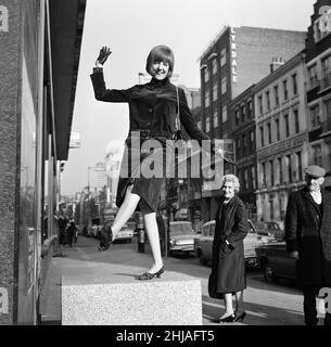 Cilla Black in einer lebhaften Stimmung, nachdem sie für die Royal Command Variety Show ausgewählt worden war. Sie ist außerhalb des Palladium abgebildet. 20th. Oktober 1964. Stockfoto