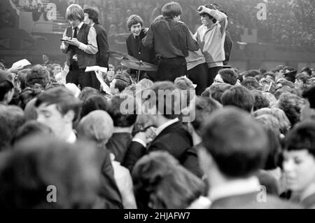 Am 20. November 1964 fand der von der London University organisierte Glad Rag Ball im Empire Pool, Wembley, London, statt. Die Show begann um 9 Uhr und endete um 7 Uhr mit 7.000 Menschen, die in allen möglichen Kleidungsstücken aufzeigten. Die Show wurde von Jimmy Savile moderiert und zeigte die Rolling Stones, Animals, Long John Baldry, Susan Maughan, Lorne Lesley, Ginger Johnson & seine African Drummers und Humphrey Lyttelton. Die Rolling Stones waren mobbt. Stockfoto