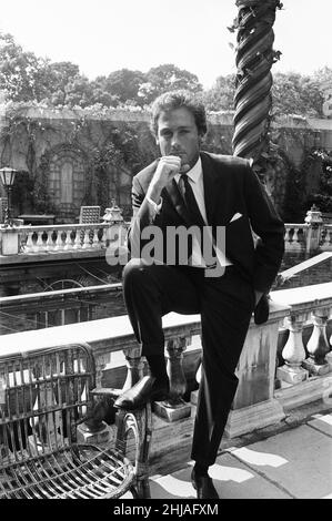 John Richardson, Schauspieler, Photo-Call, um ihn als führenden Mann in neuen 1965 Film SHE, basierend auf She: A History of Adventure, ein Roman von H. Rider Haggard, er Stars als Charakter Leo Vincey, abgebildet in Park Lane, London, Mittwoch, 12th. August 1964. Stockfoto