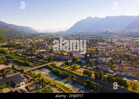 Luftaufnahme der französischen Stadt Albertville im Sommer Stockfoto