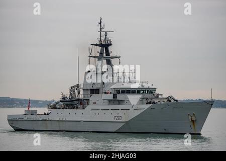 Das Royal Navy-Offshore-Patrouillenschiff HMS Mersey (P283) nähert sich am 16th. Dezember 2021 langsam Portsmouth, Großbritannien. Stockfoto