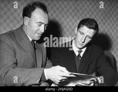 Tony Waddington (links) Stoke City Manager mit neuem Unterzeichner Dennis Viollet, nachdem er gegen eine Gebühr von £25.000 beigetreten war. Januar 1962. Stockfoto