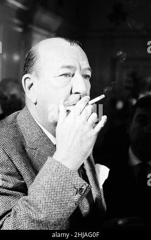 Noel Coward-Empfang für die Darsteller in Manchester, wo er in einer Woche zwei „erste Nächte“ in einer Stadt feiert. Montag, 19th. Oktober 1964. Hay Fever, ein Theaterstück, das er 1922 schrieb, eröffnete heute Abend (19th) im Manchester Opera House und High Spirits, die amerikanische Musikversion seines Stücks Blithe Spirit aus dem Jahr 1941, wird morgen (20th) im Palace Theatre eröffnet. Im Bild, Dramatiker, Noel Coward. Stockfoto