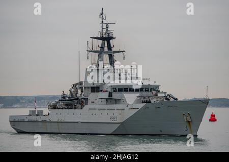 Das Royal Navy-Offshore-Patrouillenschiff HMS Mersey (P283) nähert sich am 16th. Dezember 2021 langsam Portsmouth, Großbritannien. Stockfoto