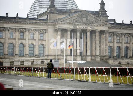 Berlin, Deutschland. 27th Januar 2022. Der Deutsche Bundestag beteiligt sich in diesem Jahr an der Kampagne „#WeRemember“ anlässlich des Internationalen Holocaust-Gedenktages am Donnerstag, 27. Januar 2022. (Bild: © Simone Kuhlmey/Pacific Press via ZUMA Press Wire) Stockfoto