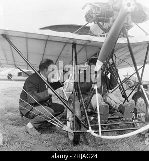 Joan Hughes, eine Fährfliegerin aus dem Zweiten Weltkrieg und eine der ersten Testpiloten Großbritanniens, derzeit Ausbilderin im Airways Flying Club in White Waltham, testet das erste von fünf Flugzeugen für einen neuen 20th-Jahrhundert-Fox-Film, „die großartigen Männer in ihren Flying Machines“, einen nachgebauten Monoplane von Demoiselle, Das von Douglas Bianchi nach Zeichnungen und Fotografien im Musée de l’air in Paris erbaute Original wurde 1909-10 vom brasilianischen Millionär Alberto Santos-Dumont geflogen, aufgenommen am Freitag, den 17th. April 1964. Stockfoto