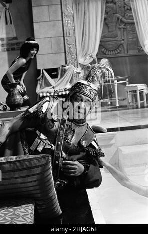 SID James am Set von „Carry On Cleo“ in den Pinewood Studios, Buckinghamshire. 4th. August 1964. Stockfoto