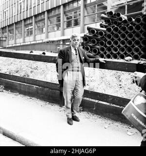Kenneth Archibald, 54, Arbeiter, der für nicht schuldig befunden wurde, an Irene Lockwood, einem bekannten Opfer des Serienmörders „Jack the Stripper“, ermordet zu haben. Foto nach dem Fall im Old Bailey in der City of London, Juni 1964. Jack the Stripper war ein Serienmörder, der 1964-1965 in London operierte und 6-8 Prostituierte tötete und ihre Körper in London oder an der Themse abwarf. Der Serienmörder wurde noch nie gefangen. Stockfoto