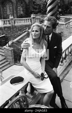 Ursula Andress, schweizer Schauspielerin, trifft ihren neuen Hauptmann John Richardson, für 1965 Film SHE, basierend auf She : A History of Adventure, ein Roman von H. Rider Haggard, abgebildet in Park Lane, London, Mittwoch, 12th. August 1964. Ursula Andress spielt Ayesha, eine unsterbliche Königin und Hohepriesterin. John Richardson spielt den Entdecker Leo Vincey. Stockfoto