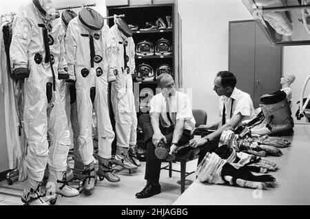 Britisches Personal im NASA-bemannten Raumfahrtzentrum, in dem die Ausbildung, Forschung und Flugkontrolle für die Raumfahrt durchgeführt werden, Houston, Texas, USA, Montag, 2nd. November 1964. Umbenannt in Johnson Space Center (1973) zu Ehren des verstorbenen US-Präsidenten und gebürtigen Texas, Lyndon B. Johnson. Stockfoto