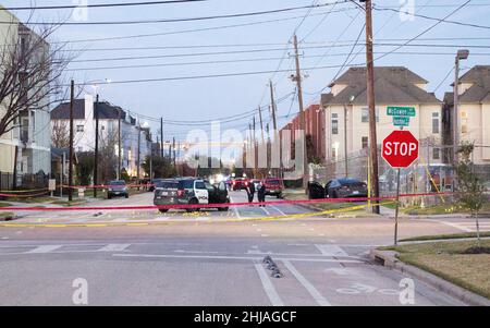 Houston, USA. 27th Januar 2022. Am Donnerstag, dem 27. Januar 2022, wurden in Houston, Texas, drei Polizisten der Polizei von Houston angeschossen. Roland Caballero führte die Polizei auf einer Verfolgungsjagd durch Houston, als er in der 3rd ward Station sein Auto zerschellte, stieg er aus und begann, auf die Polizisten zu schießen. Alle 3 Offiziere sind in einem stabilen Zustand. (Foto von Jennifer Lake/SIPA USA) Quelle: SIPA USA/Alamy Live News Stockfoto