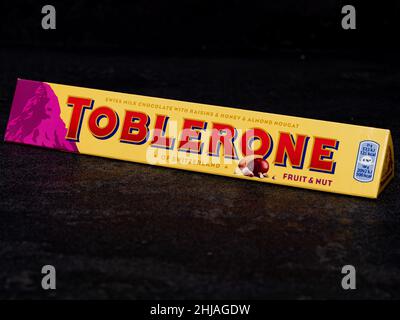 Auf diesem Foto Illustration Toblerone Schokolade mit Obst & Nuss auf schwarzem Hintergrund zu sehen. Stockfoto