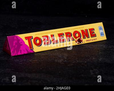 Auf diesem Foto Illustration Toblerone Schokolade mit Obst & Nuss auf schwarzem Hintergrund zu sehen. Stockfoto