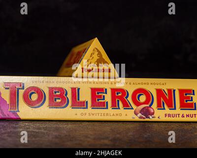 Auf diesem Foto Illustration Toblerone Schokolade mit Obst & Nuss auf schwarzem Hintergrund zu sehen. Stockfoto