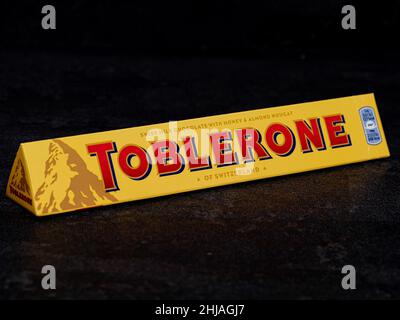 Ukraine. 21st Januar 2022. Auf diesem Foto Illustration Toblerone Schokolade auf schwarzem Hintergrund gesehen. (Foto von Valera Golovniov/SOPA Images/Sipa USA) Quelle: SIPA USA/Alamy Live News Stockfoto