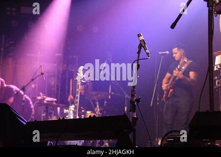 Curitiba, Parana, Brasilien. 27th Januar 2022. (INT) Show der Band 'EU sei que tu danca' bei Live Curitiba. 27. Januar 2022, Curitiba, Parana, Brasilien: Show der Band „EU sei que tu danca“, die am Donnerstag (27) die Auftritte der brasilianischen Sänger Seu Jorge und Alexandre Pires in Live Curitiba im Stadtteil Novo Mundo, in der Hauptstadt von Parana, eröffnet (Bild: © Edson De Souza/TheNEWS2 über ZUMA Press Wire) Stockfoto