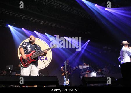 Curitiba, Parana, Brasilien. 27th Januar 2022. (INT) Show der Band 'EU sei que tu danca' bei Live Curitiba. 27. Januar 2022, Curitiba, Parana, Brasilien: Show der Band „EU sei que tu danca“, die am Donnerstag (27) die Auftritte der brasilianischen Sänger Seu Jorge und Alexandre Pires in Live Curitiba im Stadtteil Novo Mundo, in der Hauptstadt von Parana, eröffnet (Bild: © Edson De Souza/TheNEWS2 über ZUMA Press Wire) Stockfoto