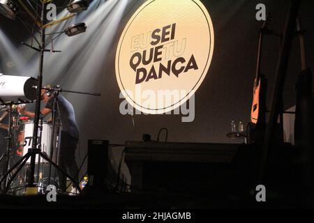 Curitiba, Parana, Brasilien. 27th Januar 2022. (INT) Show der Band 'EU sei que tu danca' bei Live Curitiba. 27. Januar 2022, Curitiba, Parana, Brasilien: Show der Band „EU sei que tu danca“, die am Donnerstag (27) die Auftritte der brasilianischen Sänger Seu Jorge und Alexandre Pires in Live Curitiba im Stadtteil Novo Mundo, in der Hauptstadt von Parana, eröffnet (Bild: © Edson De Souza/TheNEWS2 über ZUMA Press Wire) Stockfoto