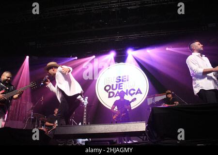 Curitiba, Parana, Brasilien. 27th Januar 2022. (INT) Show der Band 'EU sei que tu danca' bei Live Curitiba. 27. Januar 2022, Curitiba, Parana, Brasilien: Show der Band „EU sei que tu danca“, die am Donnerstag (27) die Auftritte der brasilianischen Sänger Seu Jorge und Alexandre Pires in Live Curitiba im Stadtteil Novo Mundo, in der Hauptstadt von Parana, eröffnet (Bild: © Edson De Souza/TheNEWS2 über ZUMA Press Wire) Stockfoto