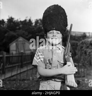 David Kilgour, 8 Jahre alt, der als Soldat in seinem Haus in Mochdre, Colwyn Bay, mit den regulären Mitgliedern seiner Armee gesehen werden möchte. 22nd. Juni 1963. Stockfoto