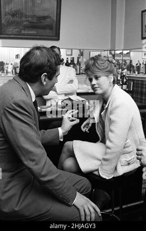 Jane Fonda und ihr Mann, der Regisseur Roger Vadim, genießen Drinks an einer Bar in Paris, Frankreich. April 1964 Stockfoto