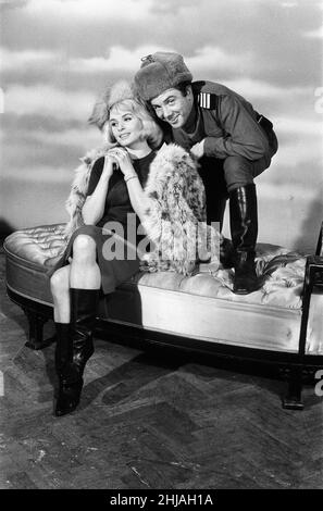 Albert Finney und Senta Berger beim Set der „Sieger“ in den Shepperton Studios. Albert Finney spendet sein Gehalt an das Waisenhaus der Schauspieler. Im Film spielt er die Rolle eines russischen Soldaten in Berlin und wird Russisch lernen. 7th. Januar 1963. Stockfoto