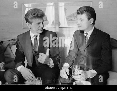 Phil (links) und Don Everly, das amerikanische Gesangsduo The Everly Brothers, im Bild in ihrer Suite im Hilton Hotel in London. 13th. September 1963. Stockfoto