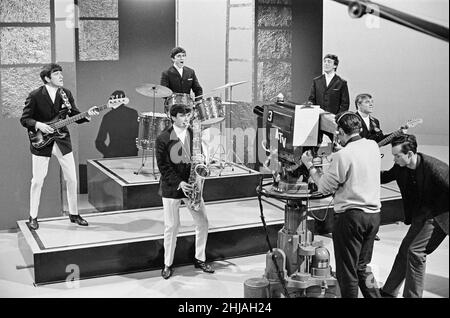 Die Dave Clark Five treten in einem Studio auf. Ca. 1964. Stockfoto