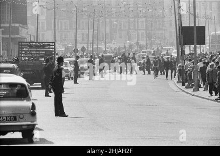 Mods gegen Rockers. Bild zeigt die Szene in Margate, North East Kent im Mai 1964. Die Polizei hält Ausschau nach Störungen zwischen den Mods und Rockers. Bild aufgenommen am 17th. Mai 1964 Stockfoto